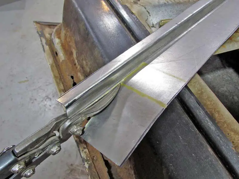 How to Cut Aluminum Siding With Tin Snips